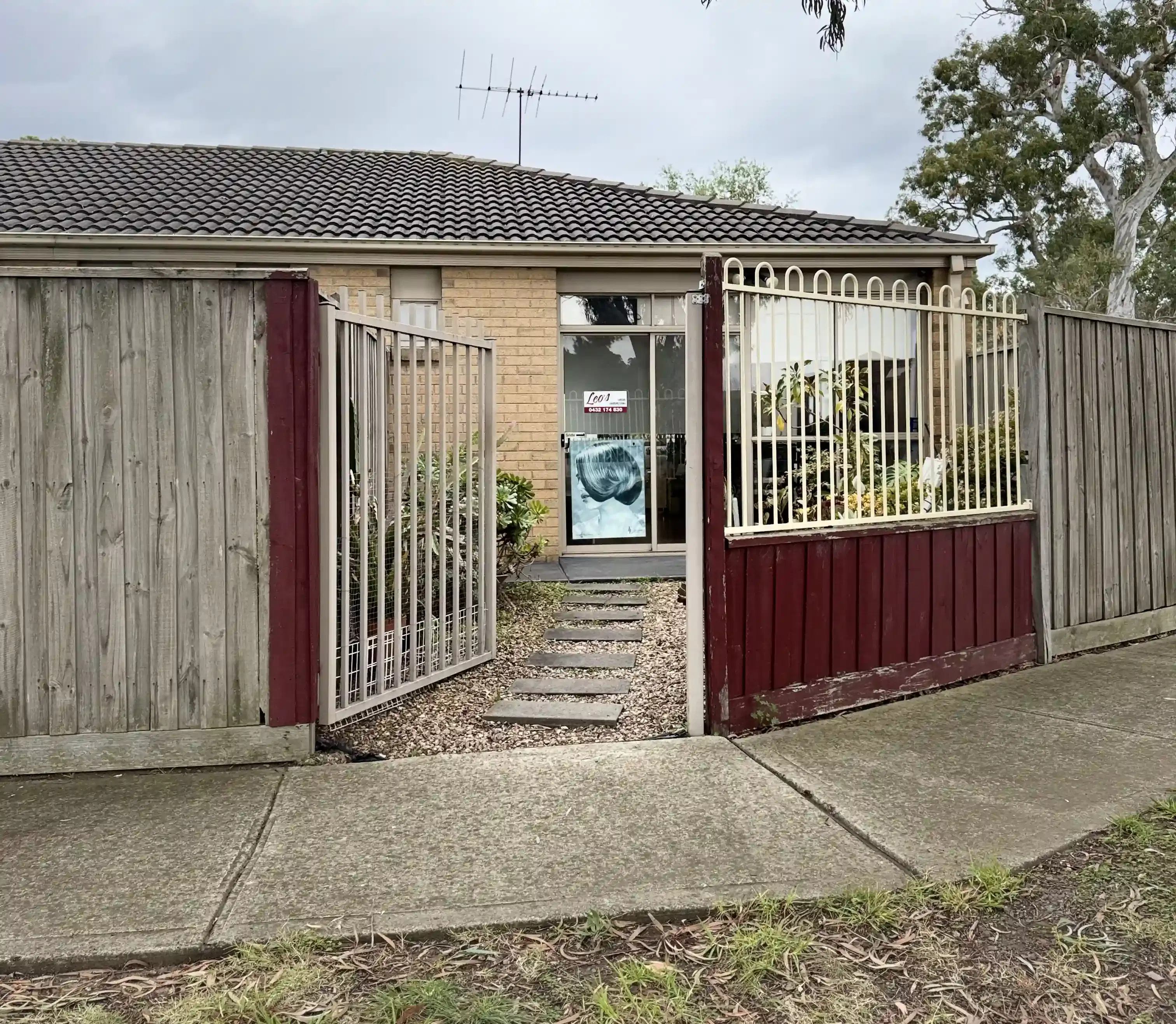 Entrance to Leo's Unisex Hairdressing